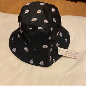NWT Alice+Olivia Reversible Bucket Hat